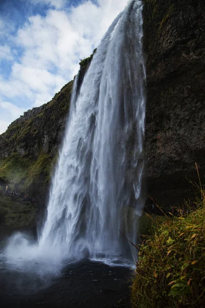 Vale Com Campo Cachoeira Com Grama Arco Íris — Fotografia de Stock