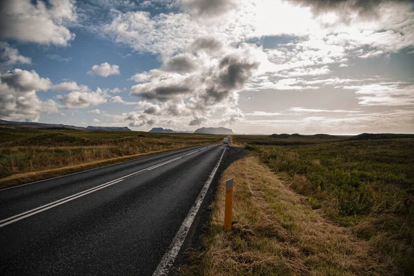 Araba İzlanda 'da yolda.