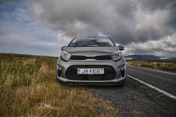 Araba İzlanda 'da yolda.