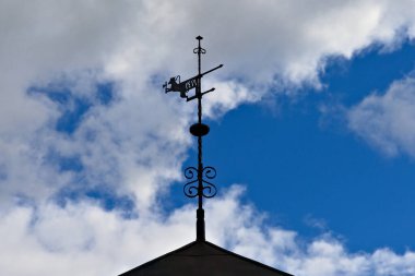 Ejderha rüzgar gülü dökme demirden yapılır. Yıpranmış ve paslanmış görünüyor..