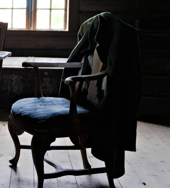 Старая Куртка Висит Старинном Кресле Поблекшим Естественным Светом — стоковое фото