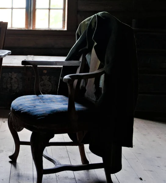 Chaqueta Vieja Colgada Sillón Antiguo Con Luz Natural Descolorida — Foto de Stock