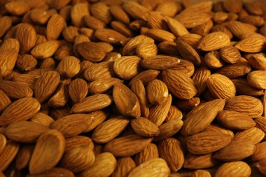 Tüm fotoğrafı kaplayan lezzetli ve sağlıklı çiğ badem yığını.. 