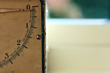 Yemek malzemeleri için eski tip mutfak terazisi, kilo ve gram ölçüleri.