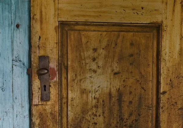 Средневековая Деревянная Дверь Ржавой Железной Дверной Ручкой Дерево Желтого Золотистого — стоковое фото