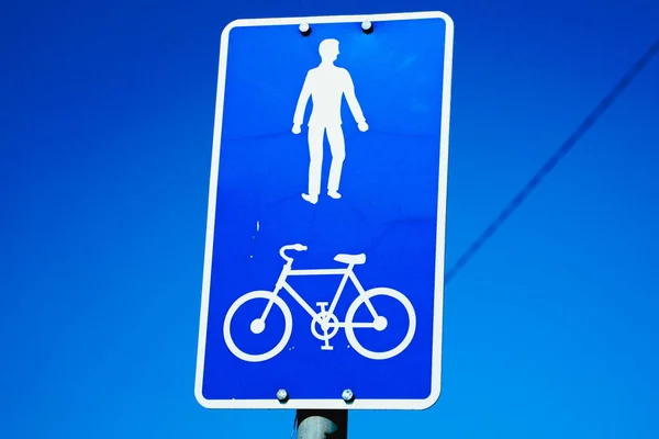 Signo Cuadrado Blanco Azul Para Peatón Carril Bici Cielo Azul —  Fotos de Stock