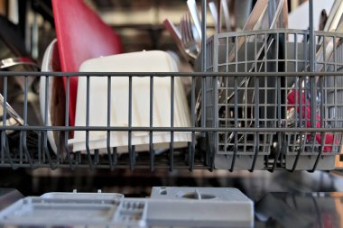 Bulaşık makinesinin kapağını tamamen temiz mutfak gereçleriyle kapat..