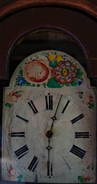 Süslü püslü ve siyah sayıları olan eski bir klasik uzun saatin saat diski.