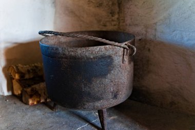 Ortaçağ siyah tenceresi şömineye dökme demir tencere. 