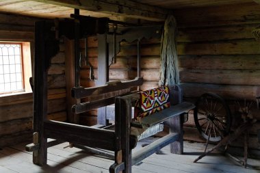 Terk edilmiş eski ahşap dokuma makinesi ve atölyesi.