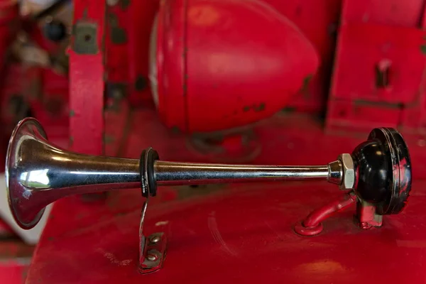 近くで赤い消防車の上のクロムエアホーン — ストック写真
