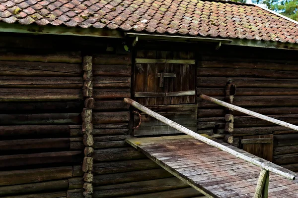 Verlaten Oude Scandinavische Schuur Met Een Wagenbrug Gemaakt Van Oude — Stockfoto