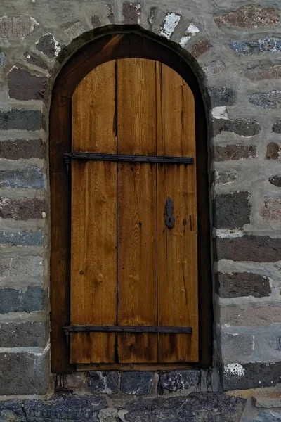 Porta Madeira Velha Estilo Medieval Construída Uma Parede Pedra — Fotografia de Stock