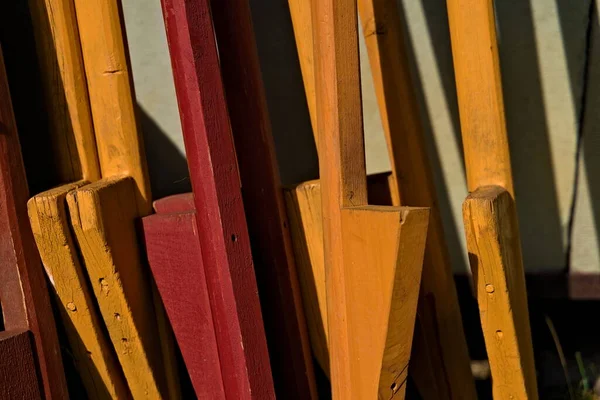 Una Collezione Trampoli Legno Nei Colori Rosso Giallo — Foto Stock