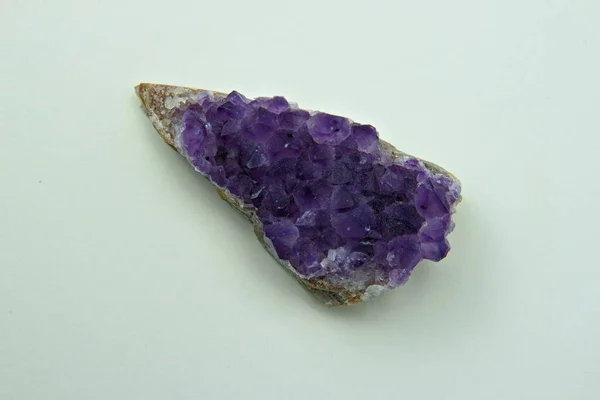 Violette Amethyst Geode Für Spirituelle Heilung Isoliert Auf Weiß — Stockfoto