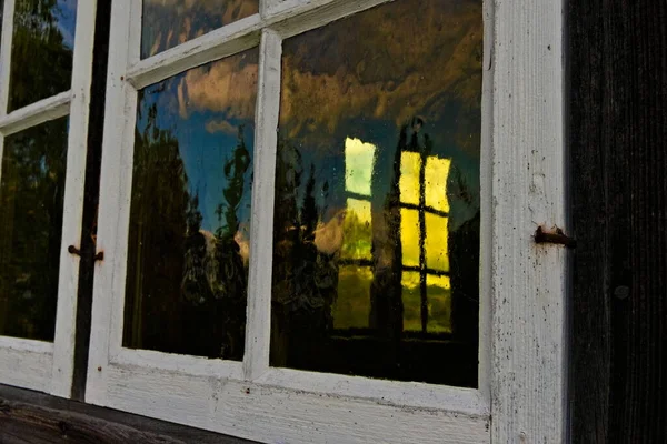 Primo Piano Angolo Una Vecchia Finestra Una Cornice Bianca Con — Foto Stock