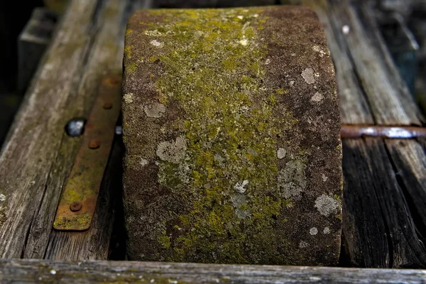 Pietra Antica Affilare Legno Ferro Roccia Fabbricata Affilare Coltelli Altri — Foto Stock