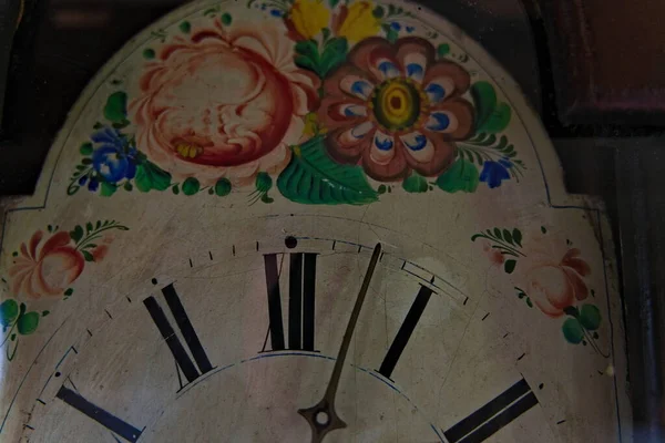 Reloj disco de un reloj alto clásico envejecido con adornos de flecos. — Foto de Stock