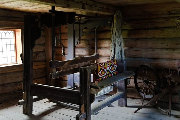 Terk edilmiş eski ahşap dokuma makinesi ve atölyesi.