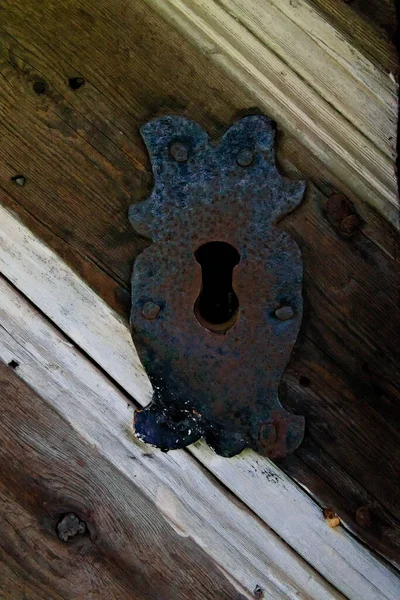 Buraco de fechadura antigo enferrujado em uma moldura de madeira. — Fotografia de Stock