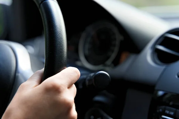 Main Féminine Sur Volant Une Voiture Conduisant Intérieur Noir — Photo