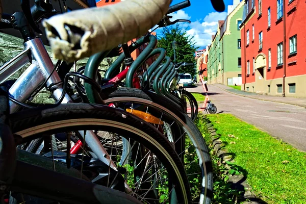 Bisikletlerin Lastik Lastiklerine Odaklanmış Yeşil Çimlerin Üzerinde Duran Şehir Bisikleti — Stok fotoğraf