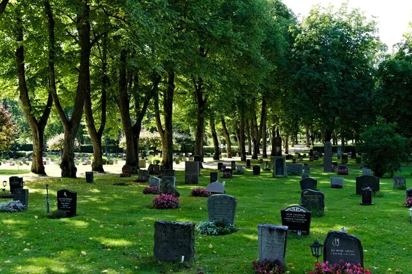 Oslo Norsko Srpna Nordre Hřbitov Náhrobními Kameny Vysokými Starými Stromy — Stock fotografie