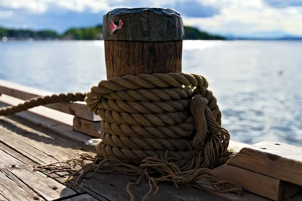 Námořní Kotviště Konopného Lana Lodi Přivázané Starému Dřevěnému Blatníku Přístavu — Stock fotografie