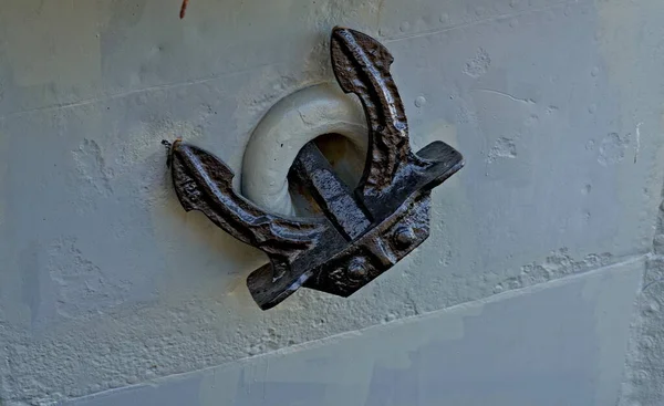 Schwarzer Eiserner Anker Auf Einem Alten Weißen Boot Gesichert — Stockfoto