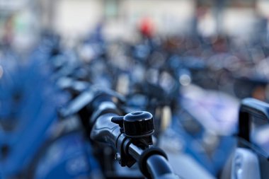 Bir gidona monte edilmiş siyah bir bisiklet çanını kapat.