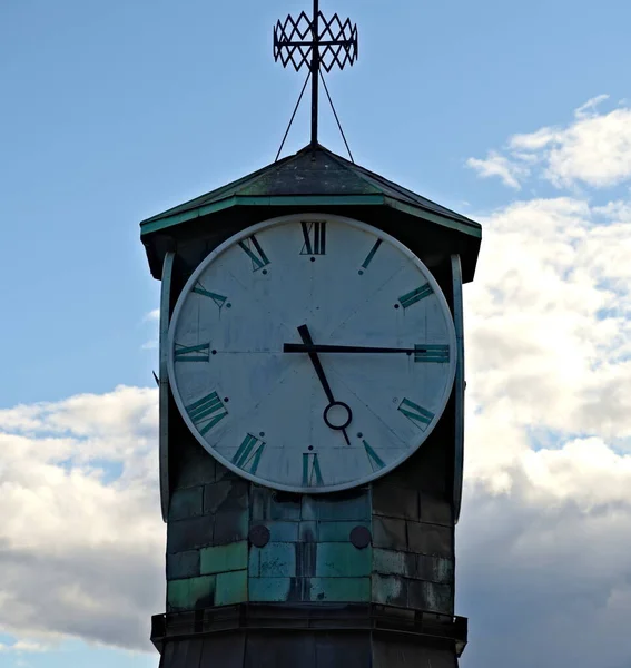 ノルウェーのオスロにあるエイカー橋の旧市街の時計塔 天気と緑色のパティーナで見る — ストック写真