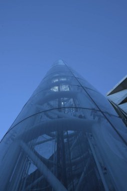 Metropolün finans bölgesinde modern kentsel cam asansör kulesi.