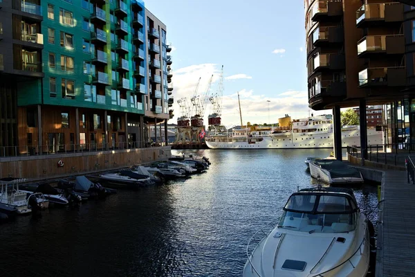 挪威奥斯陆 2020年8月29日 背景为挪威皇家游艇的一条运河旁的海滨公寓 — 图库照片