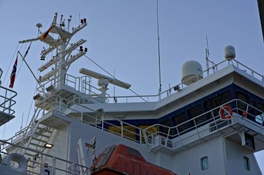 Oslo, Norveç - 29 Ağustos 2020: Filika, anten ve büyük bir kargo gemisinin radarına sahip köprü.