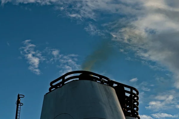 Fekete Füst Jön Egy Nagy Hajó Kéményéből — Stock Fotó