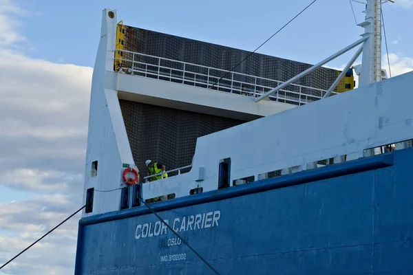 挪威奥斯陆 2020年8月29日 一艘大型货船上的两艘甲板船正在对岸时固定系泊绳 — 图库照片