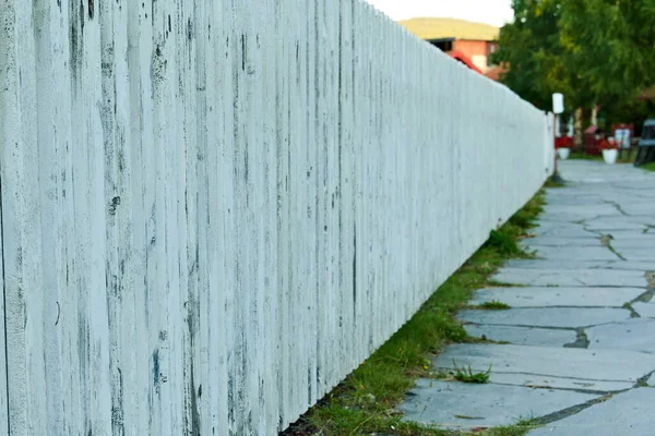 Slitna Gamla Vita Staket Längs Stig Högkvalitativt Foto — Stockfoto