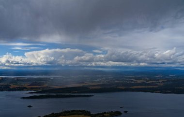 Şiddetli yağmur fırtınası bulutlarının hareket ettiği kırsal bir manzaranın panoramik görüntüsü. - Evet. Yüksek kalite fotoğraf