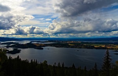 Şiddetli yağmur fırtınası bulutlarının hareket ettiği kırsal bir manzaranın panoramik görüntüsü. - Evet. Yüksek kalite fotoğraf