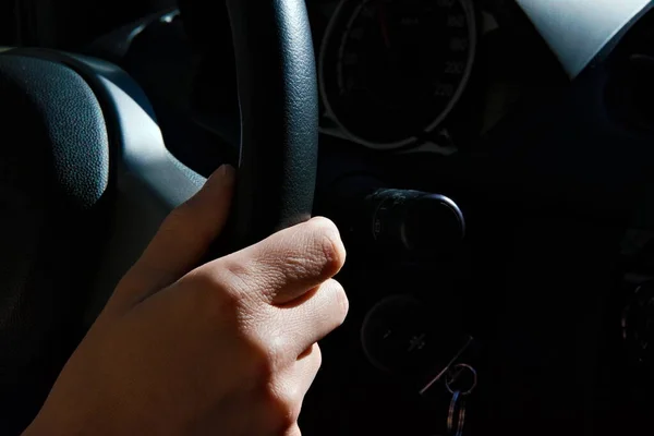 Main Féminine Sur Volant Noir Une Voiture Conduisant Ferme Photo — Photo