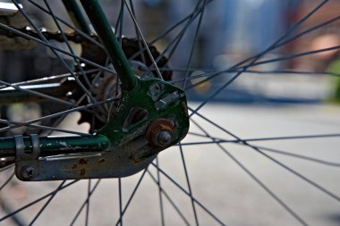 Eski bir bisikletin çarkları ve vitesleri, yaklaşın. - Evet. Yüksek kalite fotoğraf