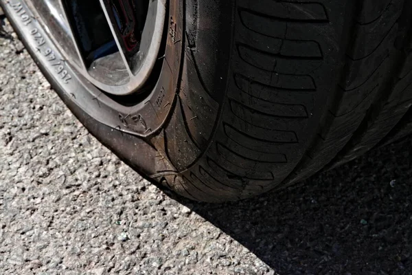 Close Punctured Flat Tire Asphalt High Quality Photo — Stock Photo, Image