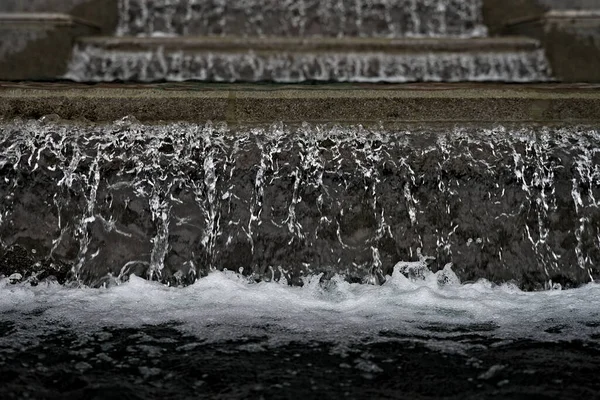 Acqua Sgorga Dalle Scale Viene Ossigenata Pulita Foto Alta Qualità — Foto Stock