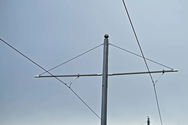 铁路公路电缆 在阴天关闭 是的高质量的照片 — 图库照片