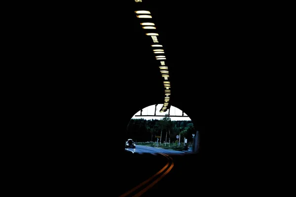 Conducir Dentro Túnel Oscuro Con Luz Del Día Entrada Que —  Fotos de Stock