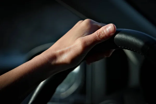 Mão Feminina Volante Preto Carro Enquanto Dirige Ambiente Escurecido Fecha — Fotografia de Stock