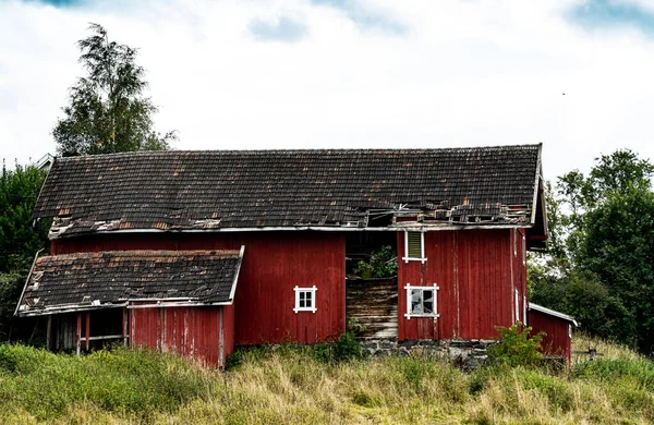 Verborgen Verlaten Oude Rode Schuur Met Gaten Muren Het Dak — Stockfoto