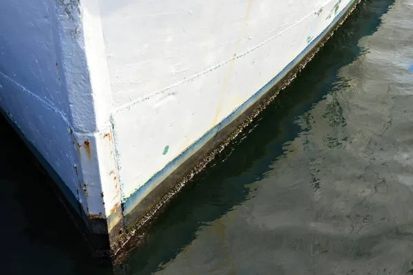 Arco Barco Madeira Branco Sentado Suas Amarras Doca — Fotografia de Stock