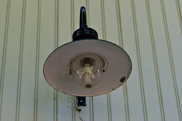 旧的白色和黑色壁灯 由金属圆盘制成 玻璃圆顶保护灯泡 — 图库照片