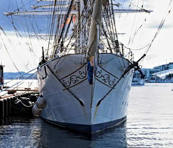 Vita Långa Fartyg Dockade Hamn Sett Från Fören — Stockfoto